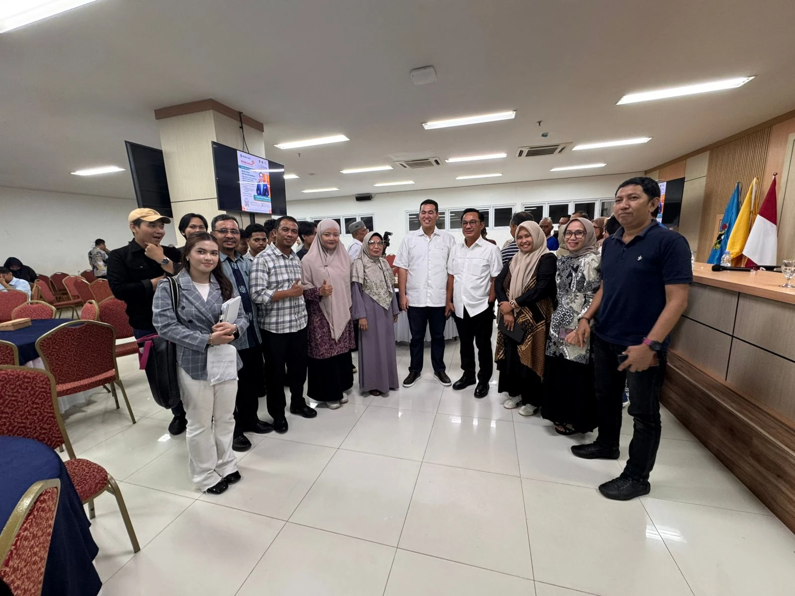 Dalam bingkai kebersamaan yang hangat, M. Yusran Lalogau berfoto bersama para alumni lintas generasi usai Mubes V IKA Perikanan Unhas, merekam satu momen sederhana yang menyimpan harapan besar tentang persatuan, kolaborasi, dan masa depan perikanan Indonesia yang lebih kuat. (Foto: Dok.Pribadi).